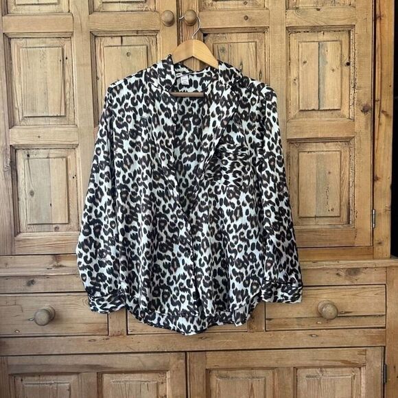 Victoria's Secret Medium Leopard Print Pajama Top - Flawed Missing Buttons - Picture 1 of 12